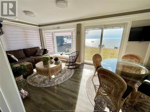 511 Oxley Beach, Harrow, ON - Indoor Photo Showing Living Room