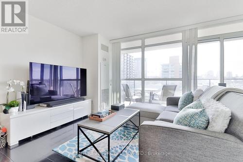 905 - 33 Singer Court, Toronto, ON - Indoor Photo Showing Living Room