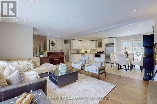 224 Hibiscus Crt, Newmarket, ON - Indoor Photo Showing Living Room