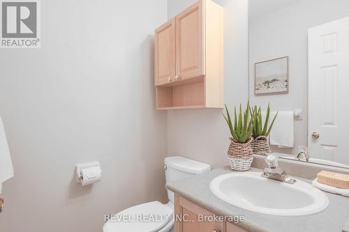 134 Victoria Avenue N, Kawartha Lakes, ON - Indoor Photo Showing Bathroom