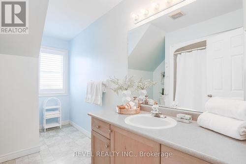 134 Victoria Ave N, Kawartha Lakes, ON - Indoor Photo Showing Bathroom