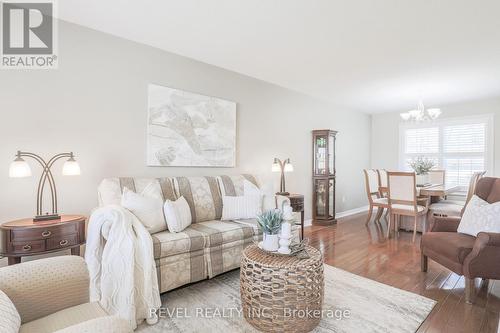 134 Victoria Ave N, Kawartha Lakes, ON - Indoor Photo Showing Living Room