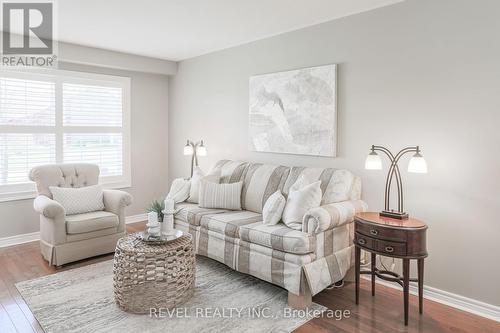 134 Victoria Avenue N, Kawartha Lakes, ON - Indoor Photo Showing Living Room