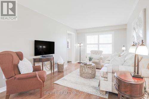 134 Victoria Avenue N, Kawartha Lakes, ON - Indoor Photo Showing Living Room