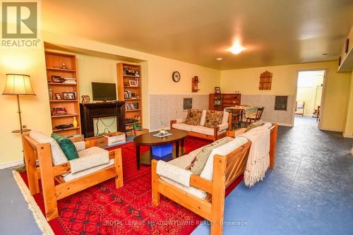4 Beechwood Cres, Oro-Medonte, ON - Indoor Photo Showing Living Room