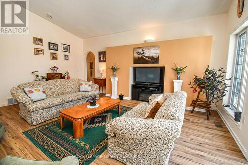 4 Beechwood Cres, Oro-Medonte, ON - Indoor Photo Showing Living Room