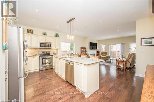 4413 Mann St, Niagara Falls, ON - Indoor Photo Showing Kitchen With Upgraded Kitchen