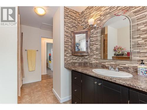 3565 Dunkley Drive, Armstrong, BC - Indoor Photo Showing Bathroom