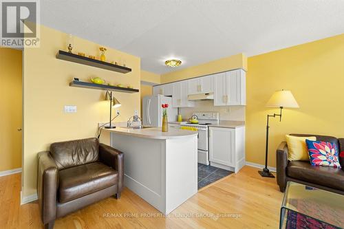 #812 -119 Merton St, Toronto, ON - Indoor Photo Showing Kitchen