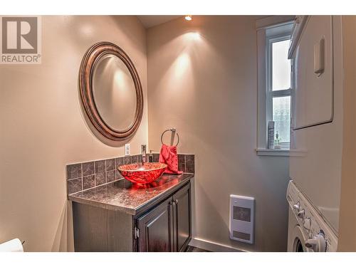 28 Lakeshore Drive, Vernon, BC - Indoor Photo Showing Bathroom
