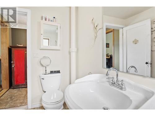 1419 Third Street W, Revelstoke, BC - Indoor Photo Showing Bathroom