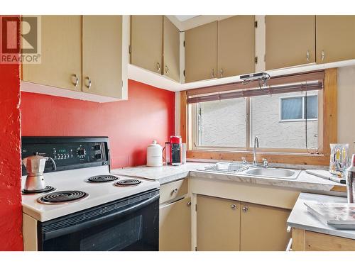 1419 Third Street W, Revelstoke, BC - Indoor Photo Showing Kitchen With Double Sink