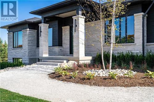 Covered front porch - 147 Blue Jay Crescent, Grey Highlands, ON - Outdoor