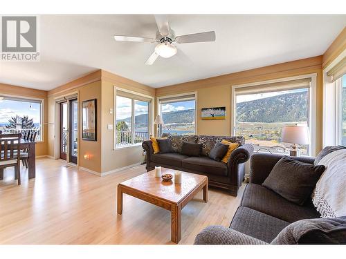 15718 Greenhow Road, Lake Country, BC - Indoor Photo Showing Living Room