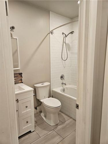 390 Cannon Street E, Hamilton, ON - Indoor Photo Showing Bathroom