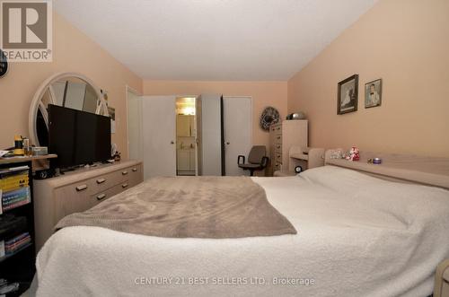 #1407 -25 Kensington Rd, Brampton, ON - Indoor Photo Showing Bedroom