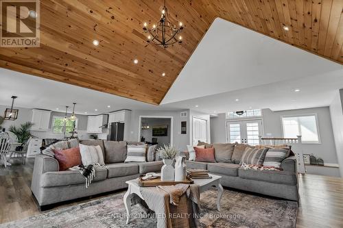 1470 Pebble Beach Rd, Smith-Ennismore-Lakefield, ON - Indoor Photo Showing Living Room
