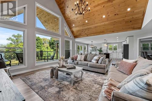 1470 Pebble Beach Road, Smith-Ennismore-Lakefield, ON - Indoor Photo Showing Living Room
