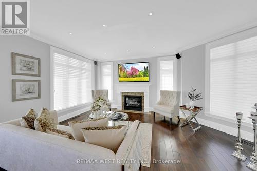 15 Wildwood Ave, Richmond Hill, ON - Indoor Photo Showing Living Room With Fireplace