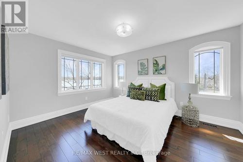 15 Wildwood Ave, Richmond Hill, ON - Indoor Photo Showing Bedroom
