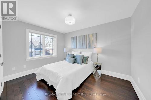 15 Wildwood Ave, Richmond Hill, ON - Indoor Photo Showing Bedroom