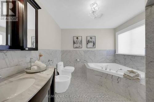 15 Wildwood Ave, Richmond Hill, ON - Indoor Photo Showing Bathroom