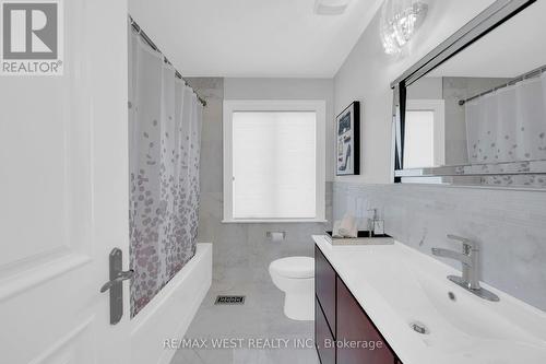 15 Wildwood Avenue, Richmond Hill, ON - Indoor Photo Showing Bathroom