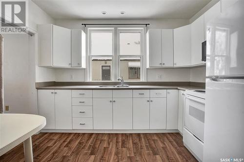 1002 King Crescent, Saskatoon, SK - Indoor Photo Showing Kitchen With Double Sink