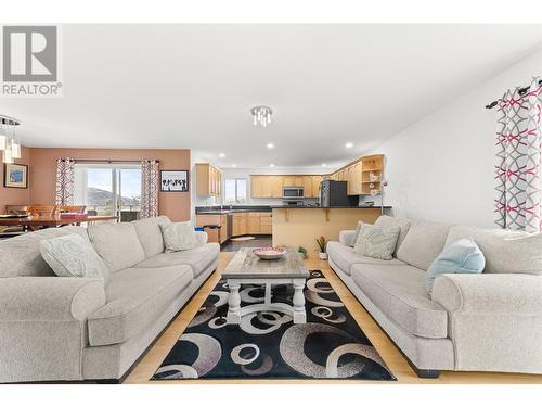 2850 Evergreen Drive, Penticton, BC - Indoor Photo Showing Living Room