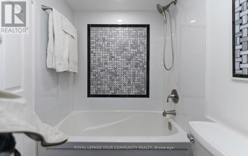 #306 -75 Wynford Heights Cres, Toronto, ON - Indoor Photo Showing Bathroom