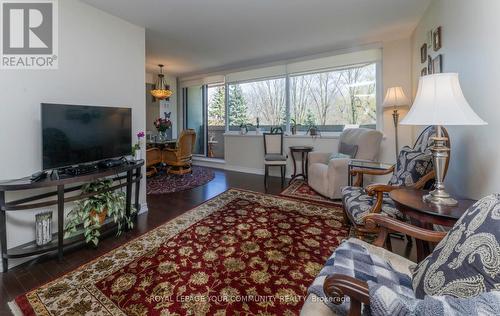 #306 -75 Wynford Heights Cres, Toronto, ON - Indoor Photo Showing Living Room