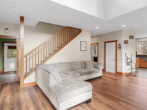 437 Cedar Street, Revelstoke, BC - Indoor Photo Showing Living Room