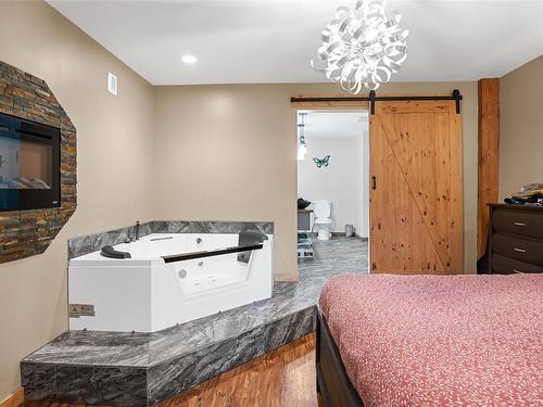 437 Cedar Street, Revelstoke, BC - Indoor Photo Showing Bedroom