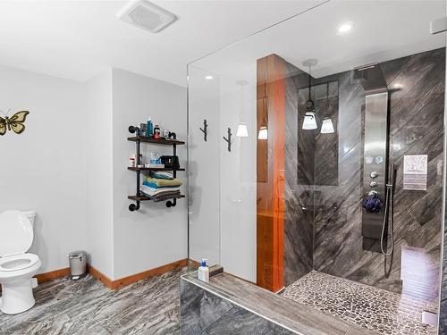 437 Cedar Street, Revelstoke, BC - Indoor Photo Showing Bathroom