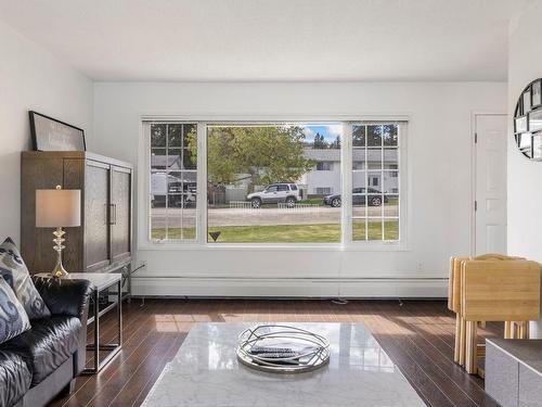 3305 Mcgregor Road, West Kelowna, BC - Indoor Photo Showing Living Room