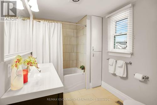 490 Rosseau Rd, Hamilton, ON - Indoor Photo Showing Bathroom