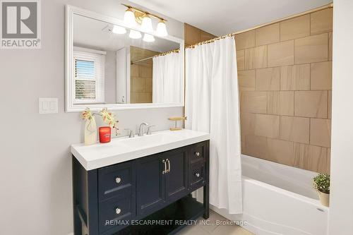 490 Rosseau Rd, Hamilton, ON - Indoor Photo Showing Bathroom