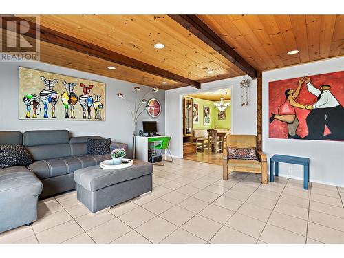 3420 1St Avenue Ne, Salmon Arm, BC - Indoor Photo Showing Living Room