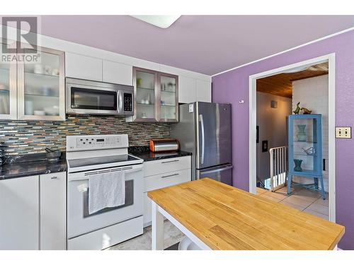 3420 1St Avenue Ne, Salmon Arm, BC - Indoor Photo Showing Kitchen