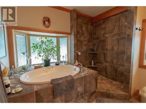 1414 Huckleberry Drive, Notch Hill, BC - Indoor Photo Showing Bathroom