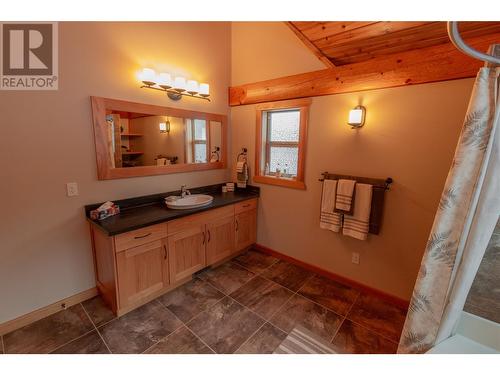 1414 Huckleberry Drive, Notch Hill, BC - Indoor Photo Showing Bathroom
