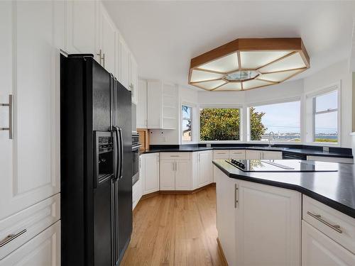 81 Milburn Dr, Colwood, BC - Indoor Photo Showing Kitchen