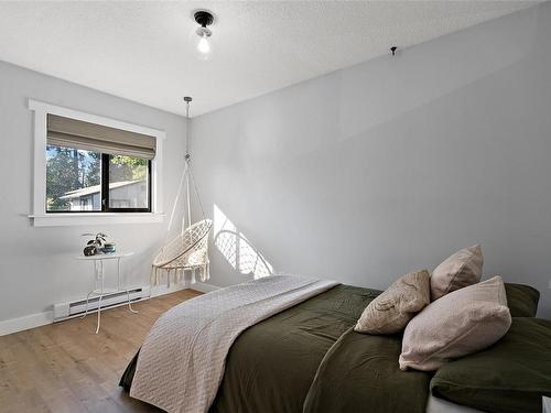 56 Falstaff Pl, View Royal, BC - Indoor Photo Showing Bedroom