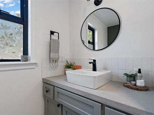 56 Falstaff Pl, View Royal, BC - Indoor Photo Showing Bathroom