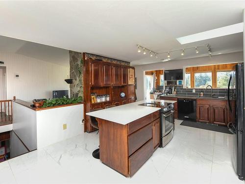 1899 10Th St East, Courtenay, BC - Indoor Photo Showing Kitchen