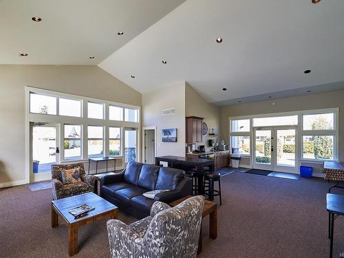 15-5251 Island Hwy West, Qualicum Beach, BC - Indoor Photo Showing Living Room
