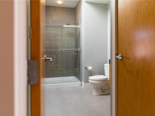 404-610 Johnson St, Victoria, BC - Indoor Photo Showing Bathroom