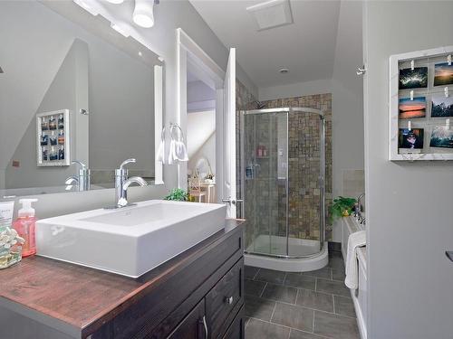 1365 Hutchinson Rd, Cobble Hill, BC - Indoor Photo Showing Bathroom