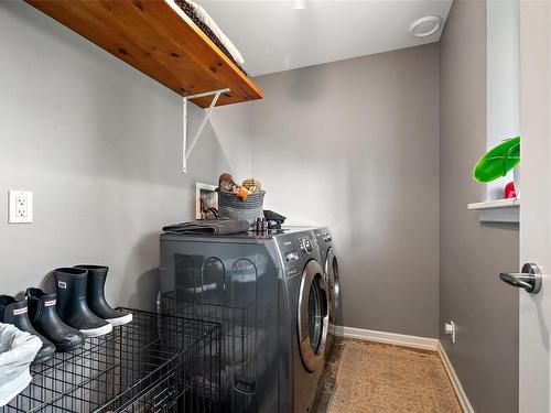 1365 Hutchinson Rd, Cobble Hill, BC - Indoor Photo Showing Laundry Room
