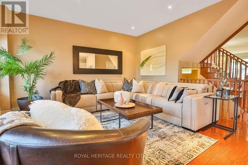 4 Furlan Crt, Uxbridge, ON - Indoor Photo Showing Living Room